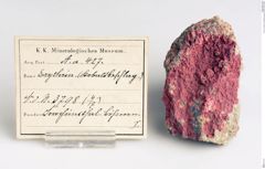 Foto von Erythrin (Kobaltbeschlag) (NHMW-MIN-Aa427)